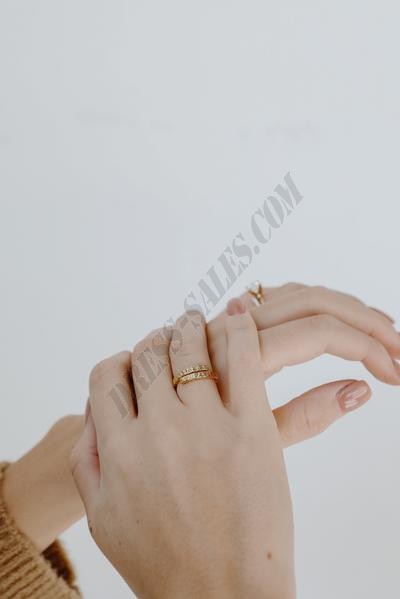 On Discount ● Lexi Gold Hammered Ring ● Dress Up - -0
