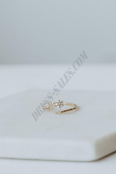 On Discount ● Julie Gold Rhinestone Ring ● Dress Up - -1